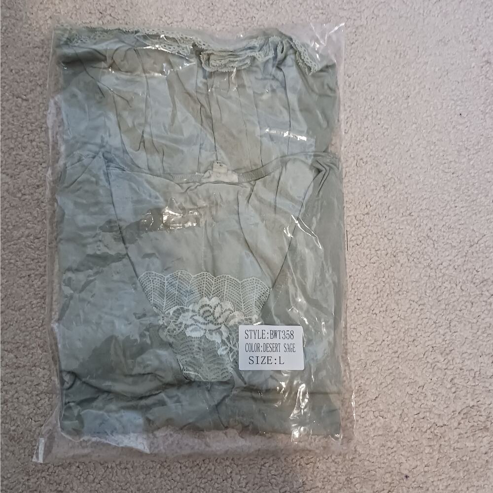 POL Desert Sage Lace V Neck Top NWT Size Large - Picture 12 of 13